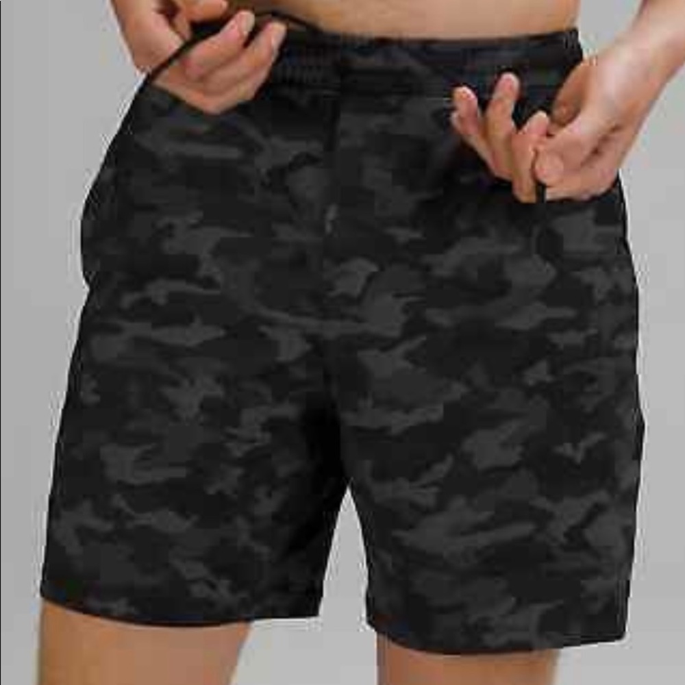 7 inch Lululemon camo print pace breaker shorts